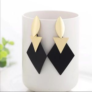 🔥FINAL SALE🔥 Black and gold geometric drop earrings